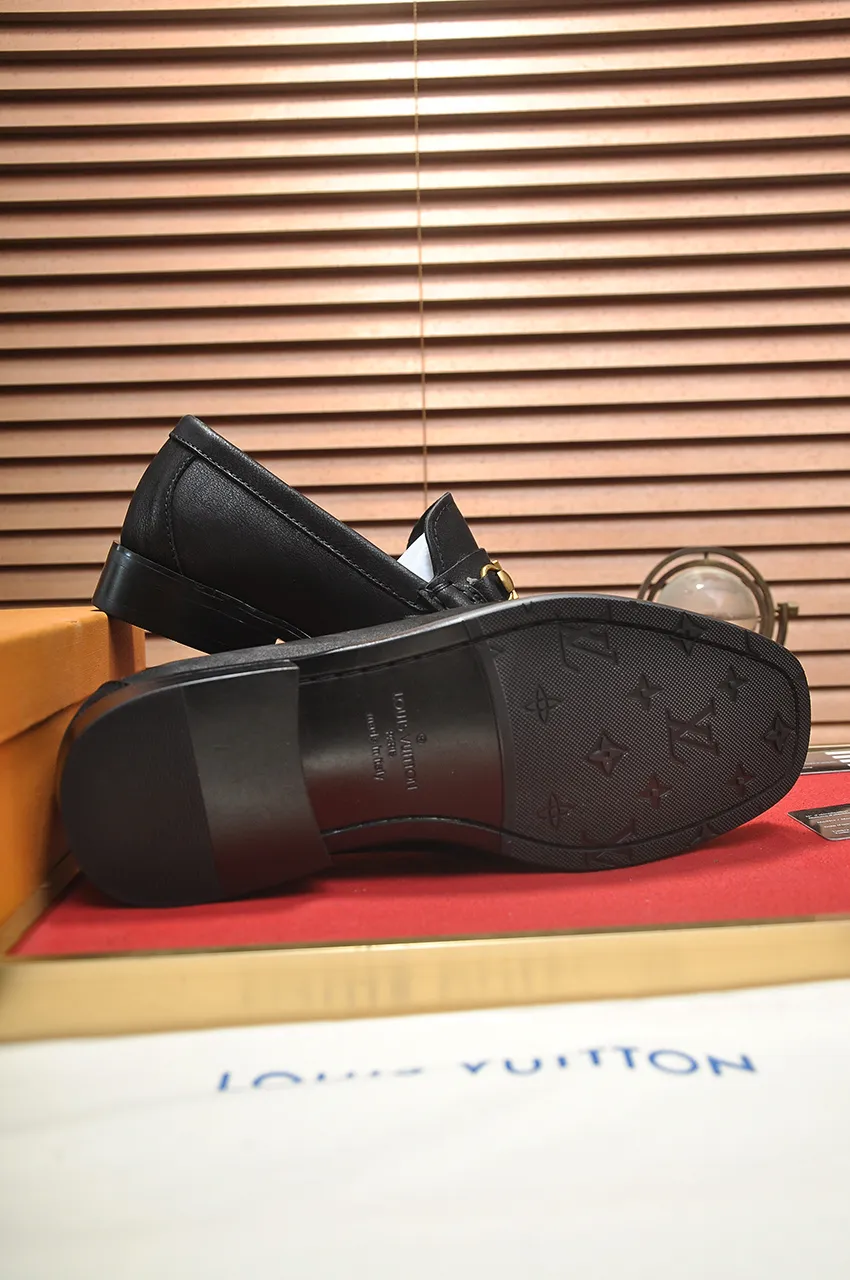 Men's men's shoes 💰520💶 [LV] (original single cowhide lining) 🍀LV's latest genuine leather business suit shoes are launched simultaneously on the official website. The first-layer cowhide imported from Italy is made of heavy gold, 💥official website 1:1 rubber outsole. Versatile to wear, high-end without losing class, and the color combination is extraordinary. This four-season style is alluring when worn on your feet, showing off your big-name flair. Standard code 38-45 (45 customized)
